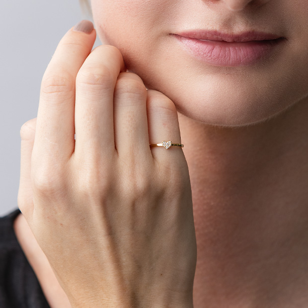 DIAMOND HEART PINKIE RING