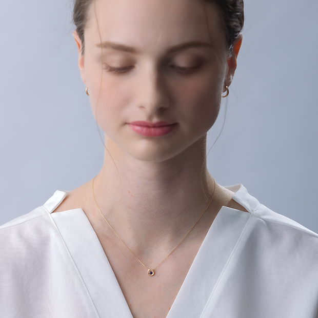 HORSESHOE BLUE SAPPHIRE NECKLACE